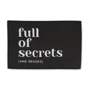 Hovedbilde Full of secrets and snacks - Merkelapp 57x38 mm