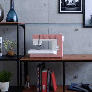 Hovedbilde Janome 1522 Smoky Pink m/Trykkfotpakke og b&oslash;ttehattm&oslash;nster