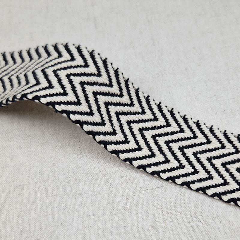 Chevron Sort/Natur - Vevd Bånd 38 mm